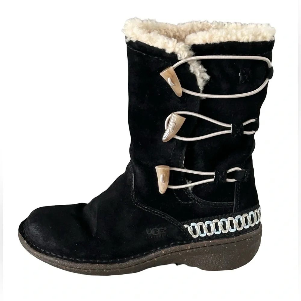 UGG Kona Black Suede Boots with Toggle Button Accent Rubber Sole Heel Sz 6
